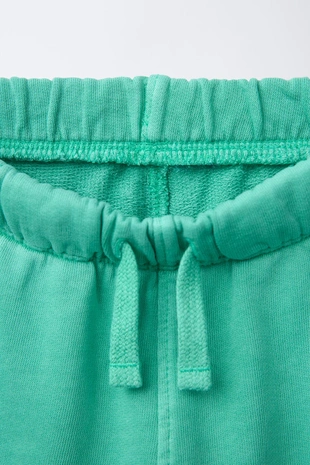 Шорты-бермуды из мягкой ткани с логотипом и декоративными вставками