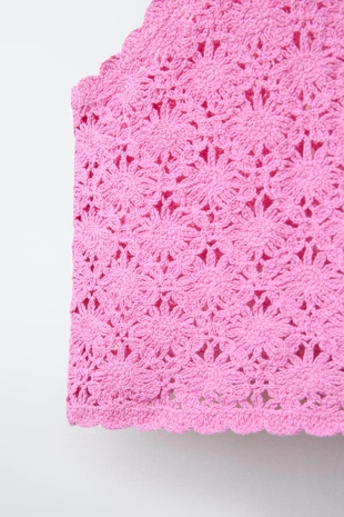 Укороченный топ из вязаного крючком трикотажа