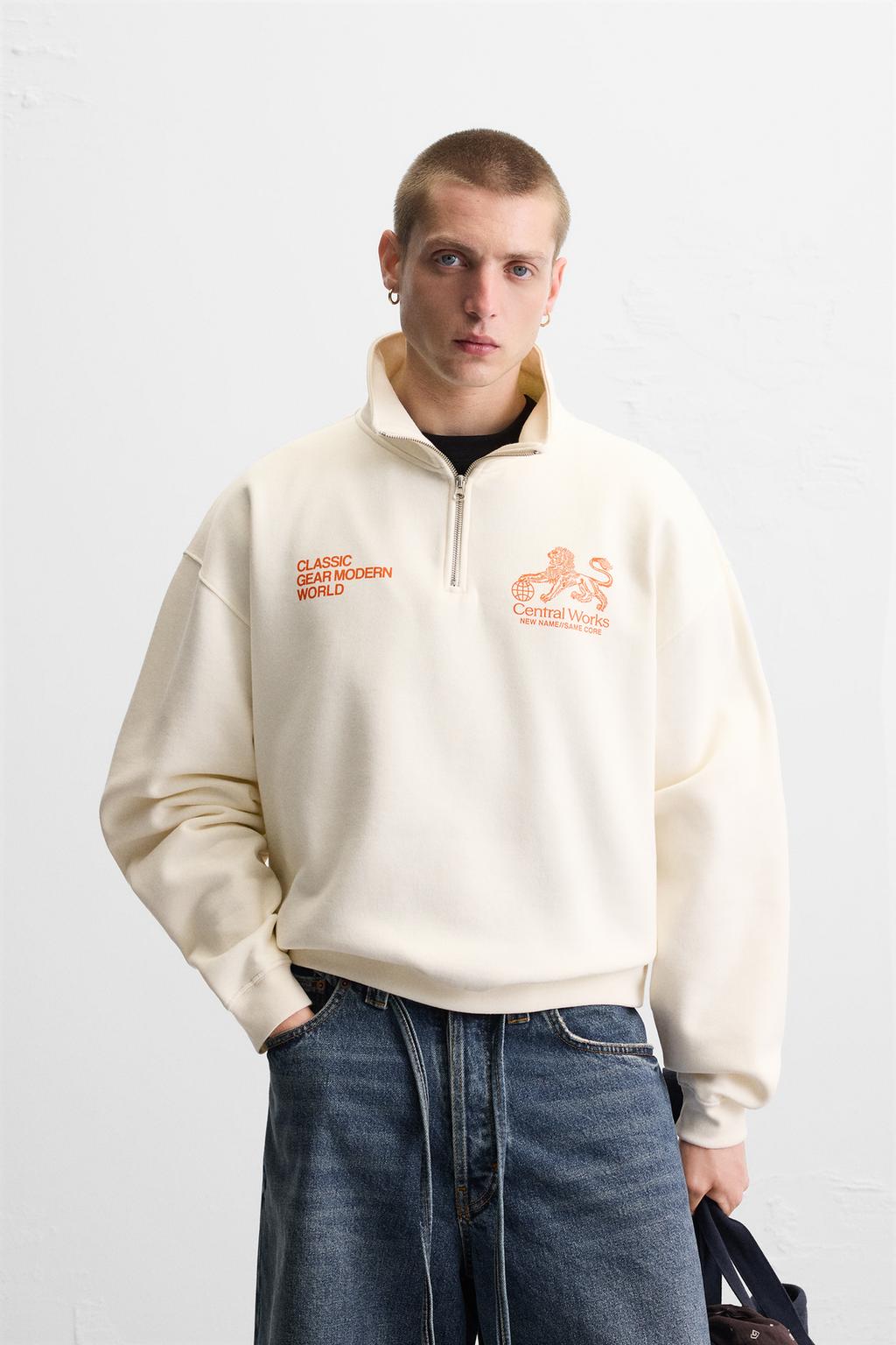 ТОЛСТОВКА С ПРИНТОМ И МОЛНИЕЙ НА ГОРЛОВИНЕ