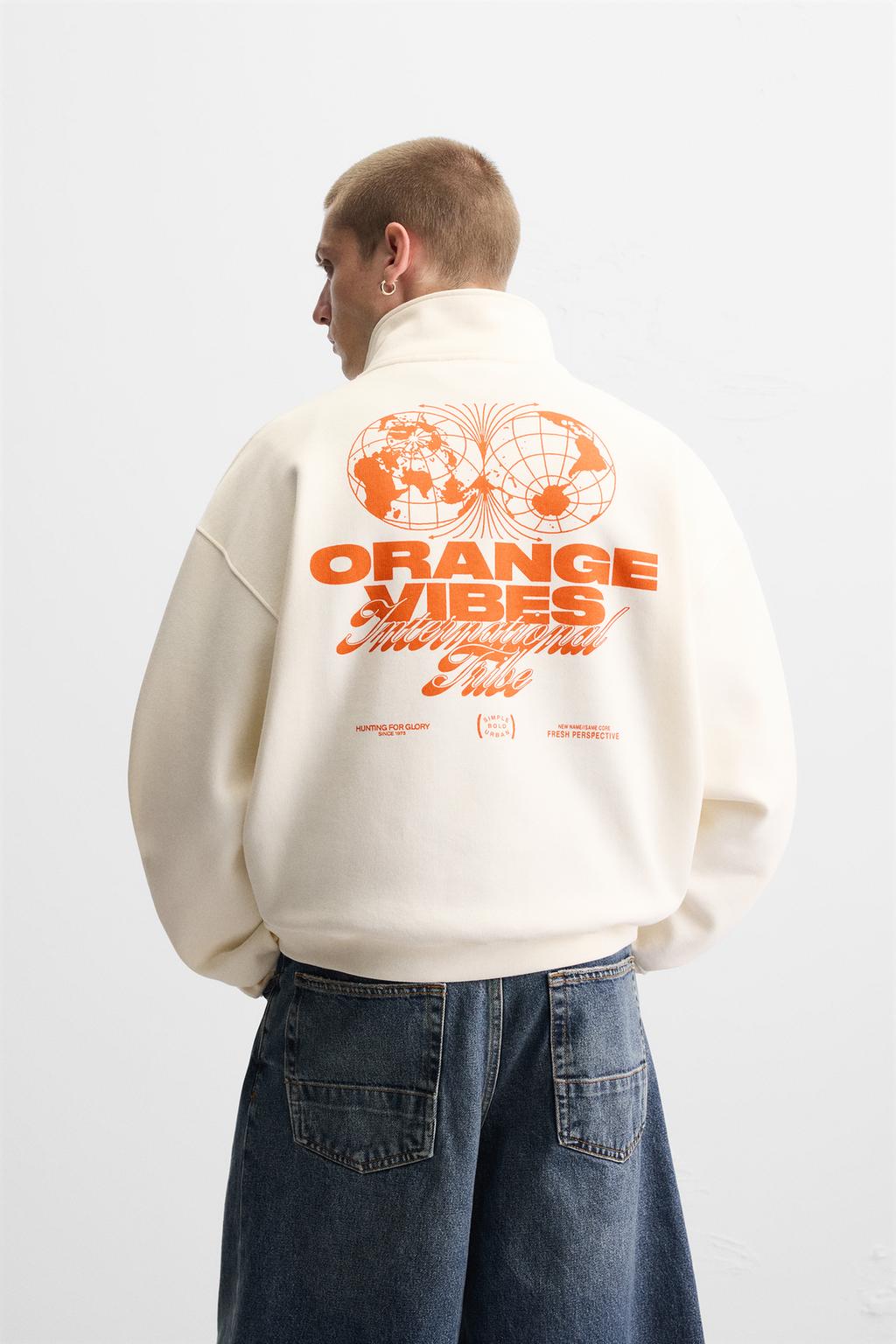 ТОЛСТОВКА С ПРИНТОМ И МОЛНИЕЙ НА ГОРЛОВИНЕ