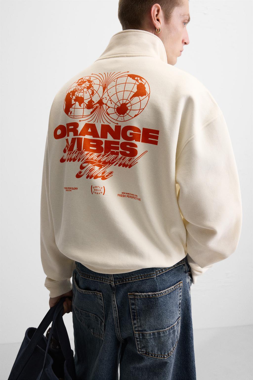 ТОЛСТОВКА С ПРИНТОМ И МОЛНИЕЙ НА ГОРЛОВИНЕ