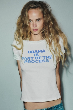 Хлопковая футболка с текстом и дырками- Заказать в России