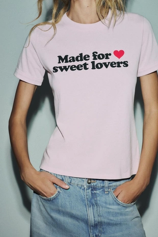 Хлопковая футболка с текстом и дырками- Заказать в России