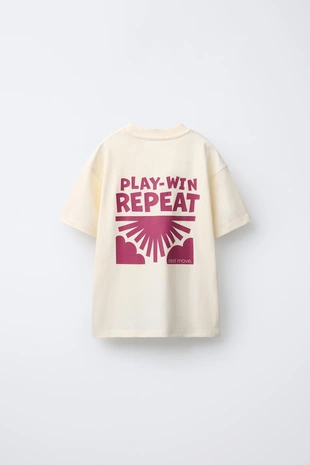 Однотонная футболка с нашивкой- Заказать в России