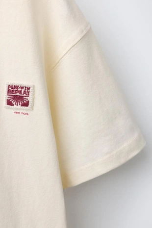 Однотонная футболка с нашивкой- Заказать в России