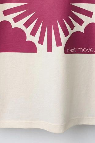 Однотонная футболка с нашивкой- Заказать в России