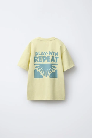 Однотонная футболка с нашивкой- Заказать в России