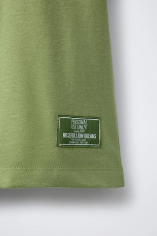 Комплект из футболки и шортов-бермудов с текстовым принтом- Заказать в России