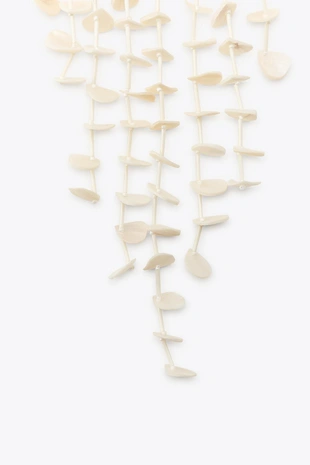 Ожерелье из шнура с ракушками- Заказать в России