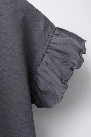 Однотонная футболка с воланами