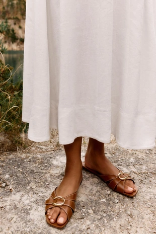 Сандалии с перекрестными ремешками и металлической деталью- Заказать в России