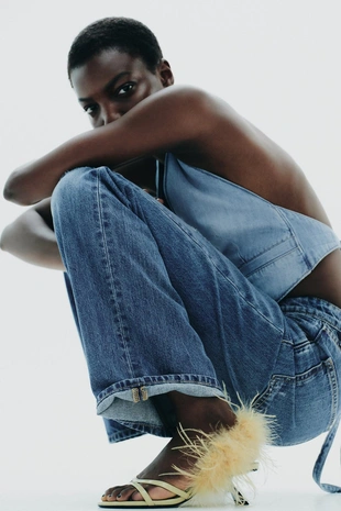 Босоножки на каблуке с металлической отделкой и перьями- Заказать в России