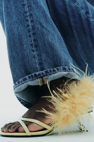 Босоножки на каблуке с металлической отделкой и перьями- Заказать в России