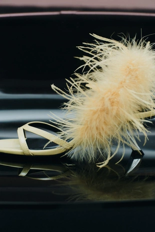 Босоножки на каблуке с металлической отделкой и перьями- Заказать в России