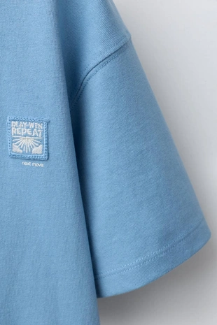 Однотонная футболка с нашивкой- Заказать в России