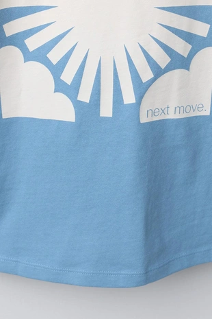 Однотонная футболка с нашивкой- Заказать в России