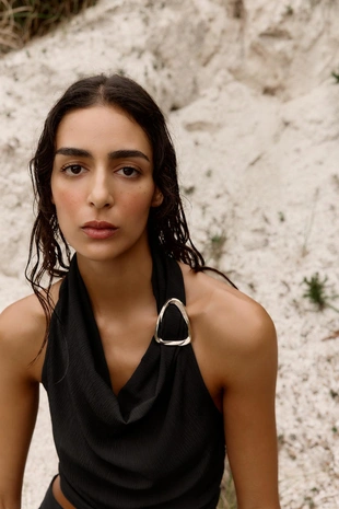 Топ с горловиной халтер и фурнитурой- Заказать в России