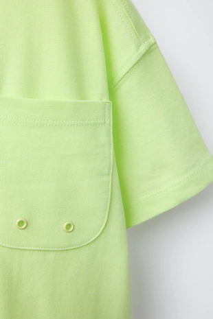 Однотонная футболка с карманом