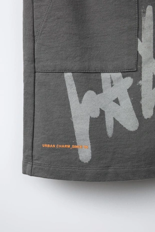 Прямые шорты-бермуды с текстом граффити- Заказать в России