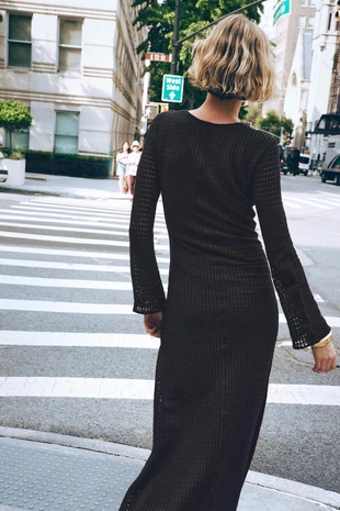 Вязаное платье миди с фурнитурой- Заказать в России