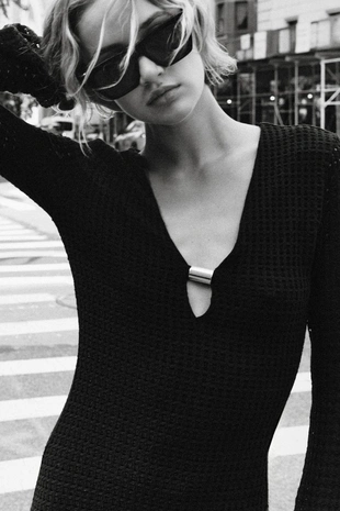 Вязаное платье миди с фурнитурой- Заказать в России