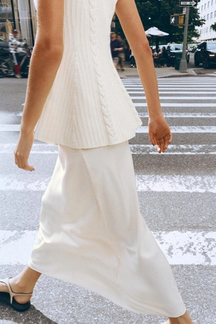 Трикотажный топ с баской и узором «восьмерки»- Заказать в России