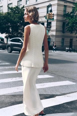 Трикотажный топ с баской и узором «восьмерки»- Заказать в России