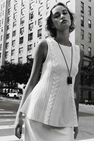 Трикотажный топ с баской и узором «восьмерки»- Заказать в России