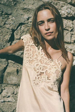 Платье асимметричного кроя с отделкой крючком — LIMITED EDITION- Заказать в России