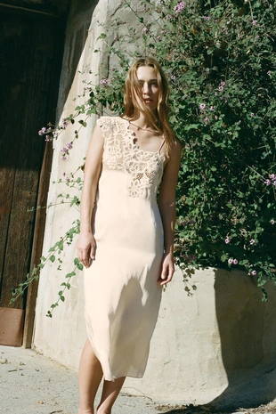 Платье асимметричного кроя с отделкой крючком — LIMITED EDITION- Заказать в России