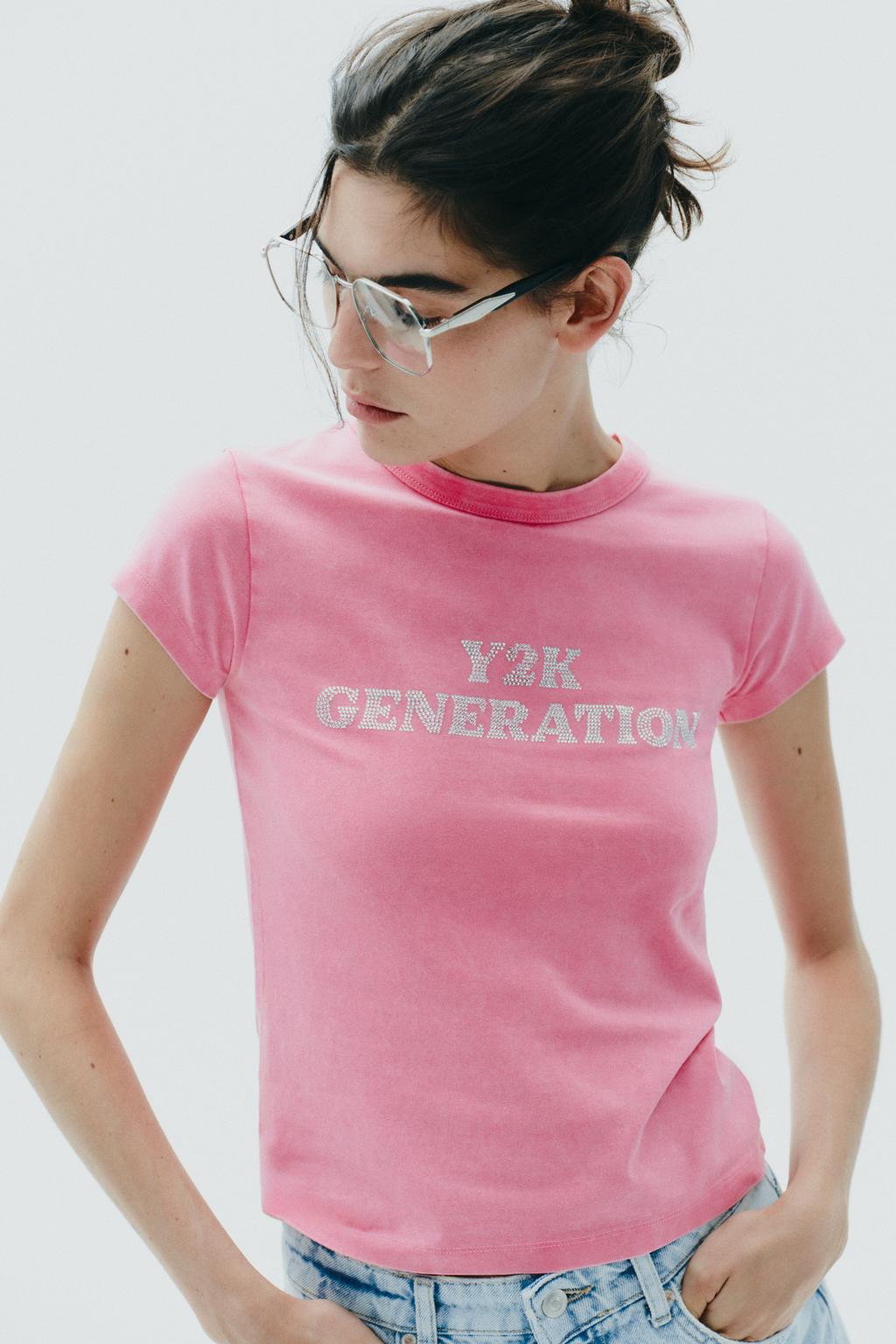 ФУТБОЛКА ИЗ ТКАНИ С ЭФФЕКТОМ ПОТЕРТОСТИ И СТРАЗАМИ