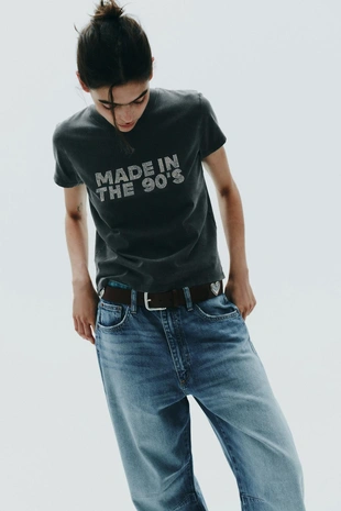 Футболка из ткани с эффектом потертости и стразами- Заказать в России