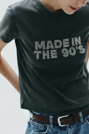 Футболка из ткани с эффектом потертости и стразами- Заказать в России