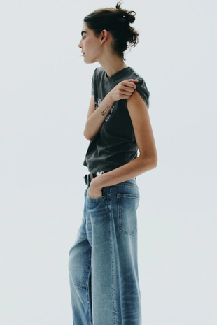 Футболка из ткани с эффектом потертости и стразами- Заказать в России