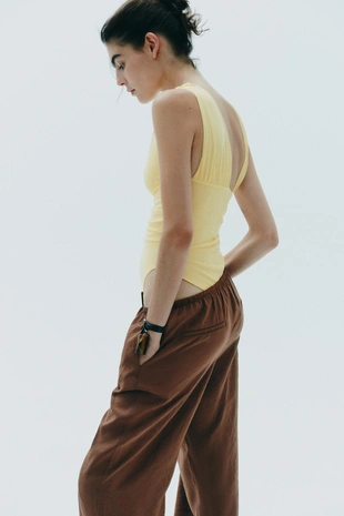 Боди из ткани со сборками асимметричного кроя