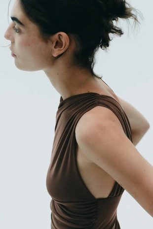 Боди из ткани со сборками асимметричного кроя- Заказать в России