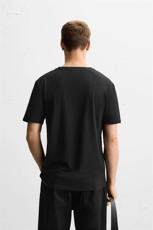 Базовая футболка с V-образным вырезом