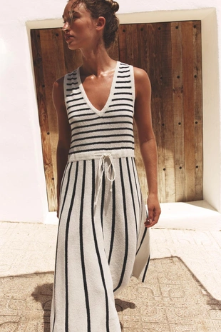 Трикотажное платье в полоску с вырезами- Заказать в России