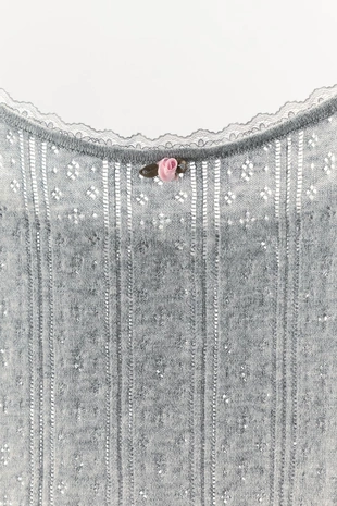 Топ на бретелях с перфорацией и цветком- Заказать в России