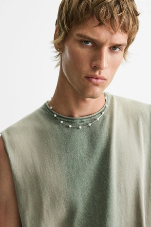 Трикотажная майка с эффектом потертости- Заказать в России