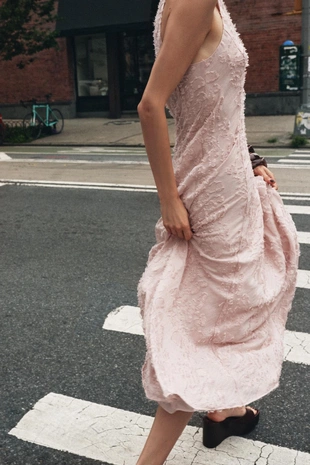 Платье-миди с бахромой и горловиной халтер- Заказать в России