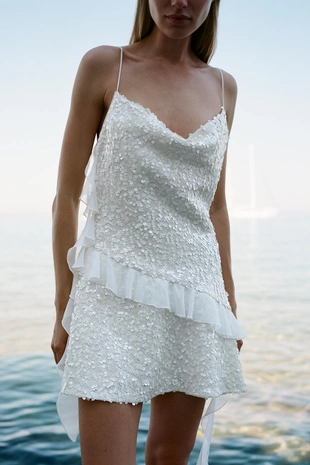 Короткое платье с пайетками и оборами- Заказать в России