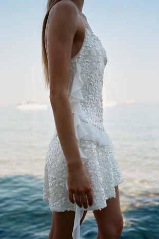 Короткое платье с пайетками и оборами- Заказать в России