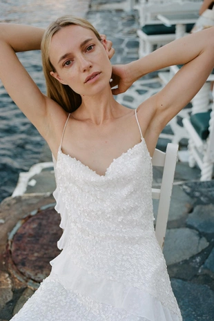 Короткое платье с пайетками и оборами- Заказать в России