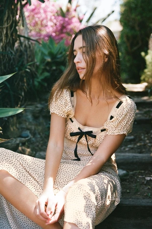 Платье в горошек с контрастным бантом- Заказать в России