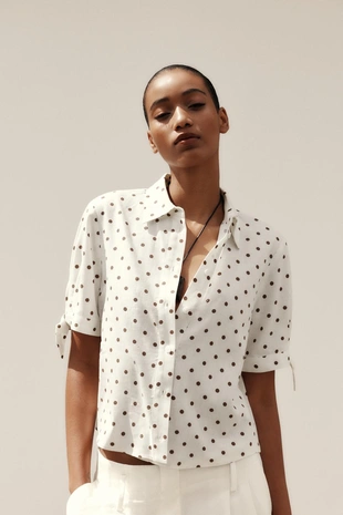 Рубашка из рами с короткими рукавами и завязками