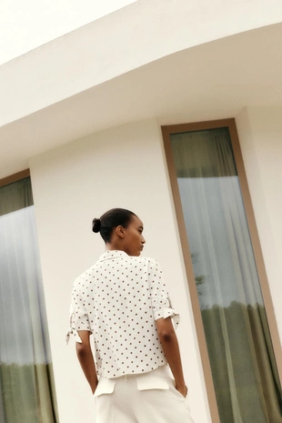 Рубашка из рами с короткими рукавами и завязками