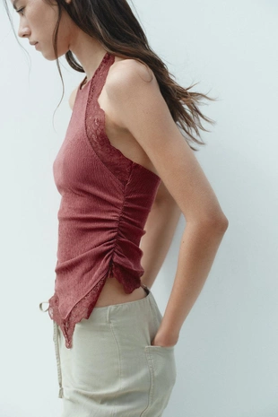 Текстурированный топ-халтер с кружевом