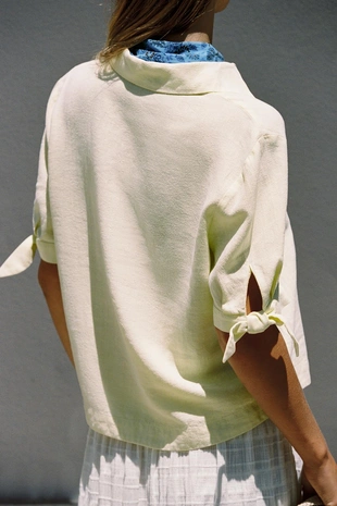 Рубашка из рами с короткими рукавами и завязками