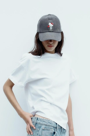 Джинсовая кепка HELLO KITTY © 2025 SANRIO- Заказать в России